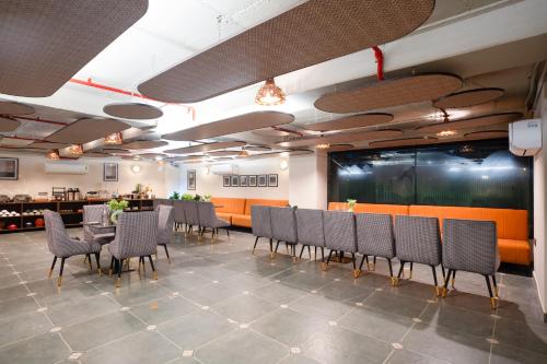 a dining room with chairs and a table in it at Saltstayz Premier - Naraina, Central Delhi in New Delhi