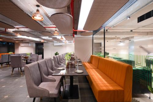 a dining room with a long table and chairs at Saltstayz Premier - Naraina, Central Delhi in New Delhi