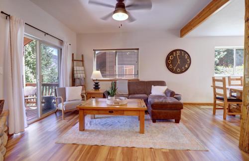 Χώρος καθιστικού στο 122 Lookout Ridge townhouse