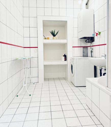 Comfortable Private Rooms in 5BR Accommodation, 7-Min Walk to Westbahnhof