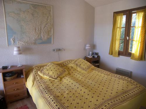 Saint-ClairにあるHoliday Home Le BelvÃ©dÃ¨reのベッドルーム1室(黄色のベッドカバー付)