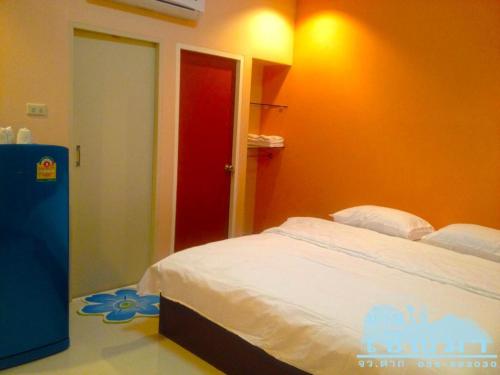 a bedroom with a bed and a red door at BanRai ChernMa Resort in Tak