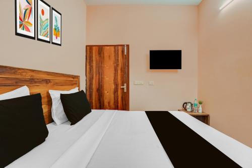 En eller flere senge i et værelse på Hotel O Green City Dhakoli Formerly Swagat