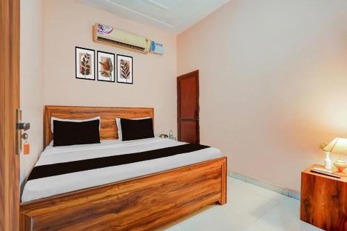 En eller flere senge i et værelse på Hotel O Green City Dhakoli Formerly Swagat