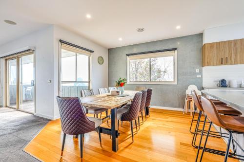 Φωτογραφία από το άλμπουμ του StayAU Newly Coastal 5BR Escape with Pool Table σε Clifton Springs