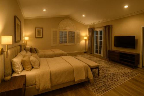 TV a/nebo společenská místnost v ubytování Sunny Santa Monica House - Hot Tub, Game Room, BBQ, Projector