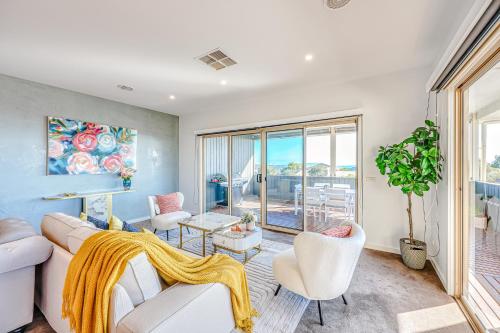 Χώρος καθιστικού στο StayAU Newly Coastal 5BR Escape with Pool Table