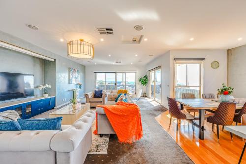 Χώρος καθιστικού στο StayAU Newly Coastal 5BR Escape with Pool Table