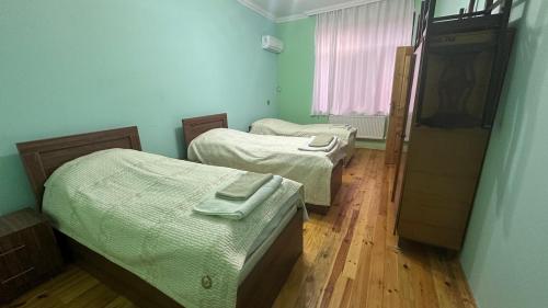 Una cama o camas en una habitación de Farid HOSTEL