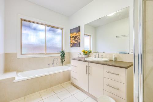 Ένα μπάνιο στο StayAU Newly Coastal 5BR Escape with Pool Table