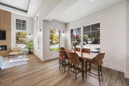 a dining room with a table and chairs at University Park Inn & Suites, an Ascend Collection Hotel in Davis