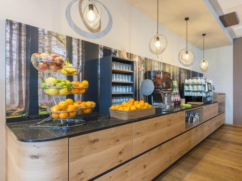 a counter with oranges and other fruits on display at Natürlich Hotel mit Charakter in Fiss
