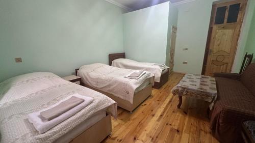Una cama o camas en una habitación de Farid HOSTEL