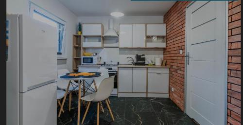 Dapur atau dapur kecil di Domek Adam - Kozy