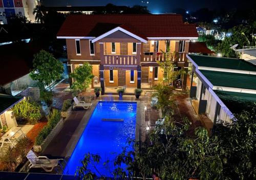 an overhead view of a house with a swimming pool at D'Lima Beach Inn in Pantai Cenang