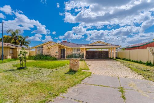 una casa in mattoni con recinzione e vialetto di StayAU 4BR Family Retreat with Garden Near Perth a Westfield