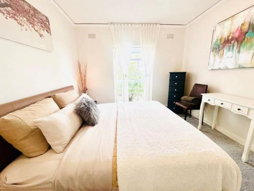 a bedroom with a large bed and a window at Exclusive Toorak Village 3B Corporate Retreat in Melbourne