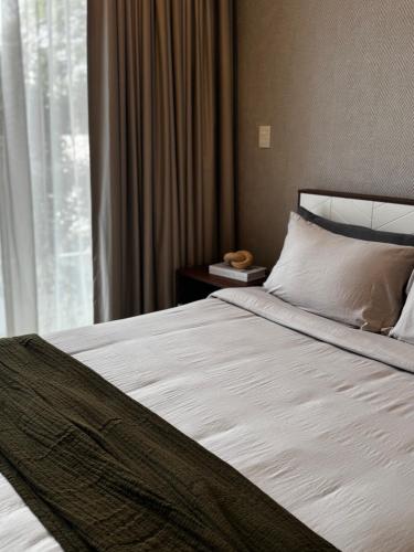 a bedroom with a large bed with a window at Loft Americana Chapultepec Alberca Wifi AC in Guadalajara