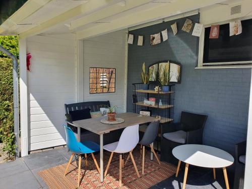 a table and chairs sitting on a patio at Relax, rust, strand, privé huisje in Lemmer