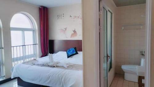 Katil atau katil-katil dalam bilik di Shell Zaozhuang Taierzhuang Ancient City East Gate Hotel