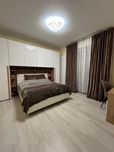 een slaapkamer met een groot bed en een groot raam bij La Casa di MBAPE in Meda