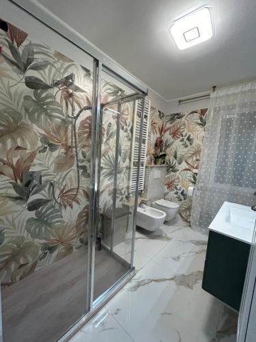 een badkamer met douche en toilet bij La Casa di MBAPE in Meda