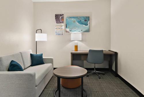 Ruang duduk di Comfort Suites Fort Worth North Fossil Creek