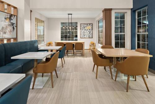 Ruang duduk di Comfort Suites Fort Worth North Fossil Creek