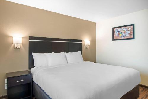 a large white bed in a hotel room at Econo Lodge Inn & Suites Springfield Main Street in Springfield