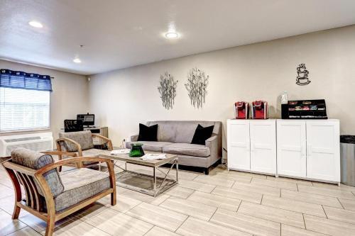 Dapur atau dapur kecil di Suburban Studios Westminster Denver North
