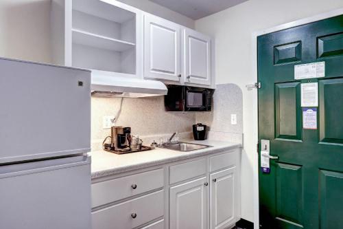 Dapur atau dapur kecil di Suburban Studios Westminster Denver North