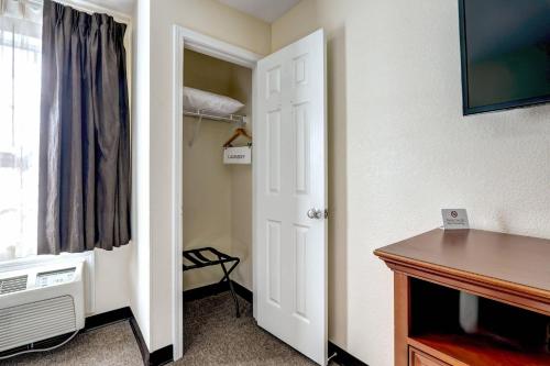 Televisyen dan/atau pusat hiburan di Suburban Studios Westminster Denver North