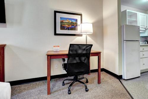 Dapur atau dapur kecil di Suburban Studios Westminster Denver North