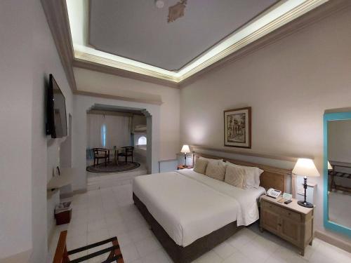 a bedroom with a large white bed in a room at Hotel Caribe by Faranda Grand, a member of Radisson Individuals in Cartagena de Indias