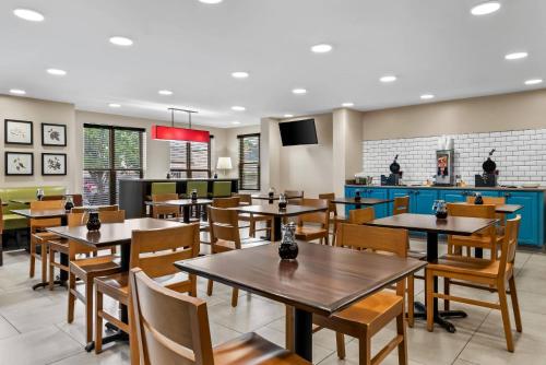 Restaurace v ubytování Country Inn & Suites by Radisson, Chambersburg, PA
