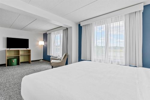 Una cama o camas en una habitación de Spark by Hilton Mechanicsburg