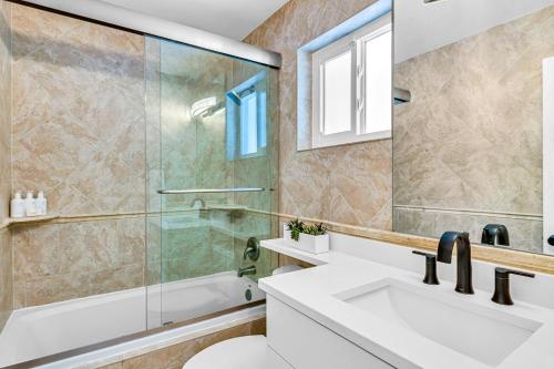 Ένα μπάνιο στο Steps to Beach Heated Pool Kiwi Key Residences