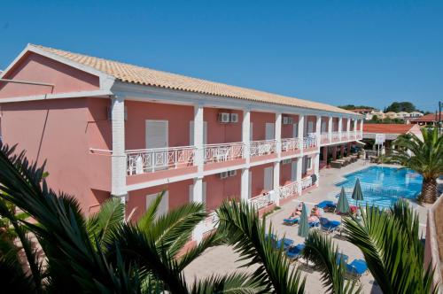 uitzicht op het hotel en het zwembad bij Angelina Hotel & Apartments in Sidari