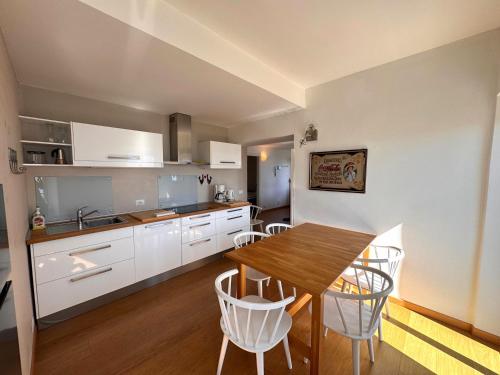 Η κουζίνα ή μικρή κουζίνα στο Luxury Residence La Pianca - Pool and Terrace Lake View