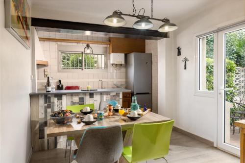 a kitchen with a table with chairs and a counter top at Maison spacieuse & calme à 9 min de la Cité in Carcassonne