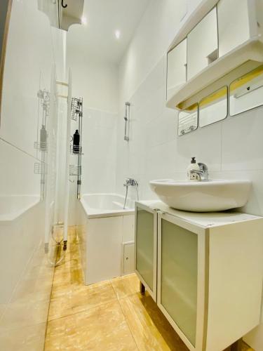 Bright 2BR Retreat Steps from Westbahnhof