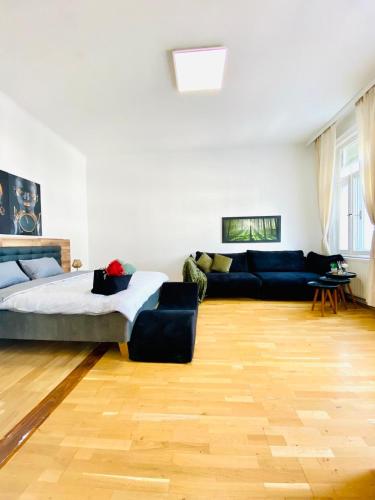 Bright 2BR Retreat Steps from Westbahnhof