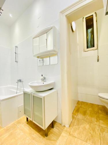 Bright 2BR Retreat Steps from Westbahnhof