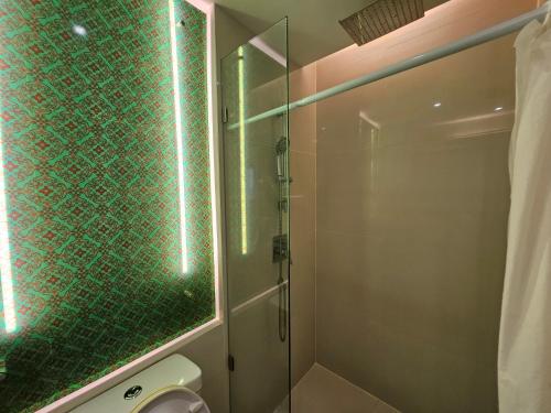 ein Badezimmer mit Glasdusche und Toilette in der Unterkunft Stunning 1bdr in Fairytale Water park Condo Grande Caribbean in Pattaya South