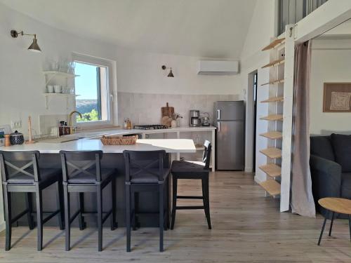 Η κουζίνα ή μικρή κουζίνα στο For a couple - beautiful sea view