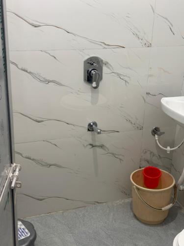 un baño con ducha y lavabo en Hotel Shivay palace, en Khajurāho