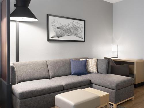 Ein Sitzbereich in der Unterkunft Hyatt Place Topeka
