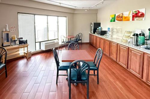 Kuchyň nebo kuchyňský kout v ubytování Quality Inn & Suites Thomasville I-85