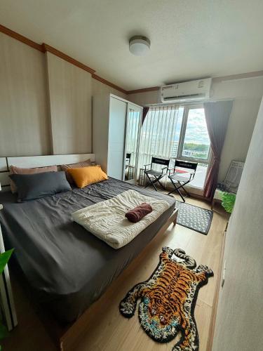 a bedroom with a large bed and a large window at SHaCk Place 87 in Ban Puk (2)