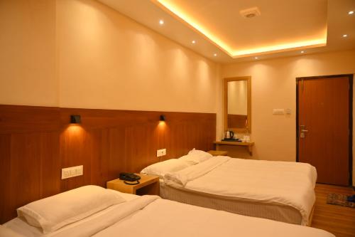 Katil atau katil-katil dalam bilik di Hotel Golden Potala